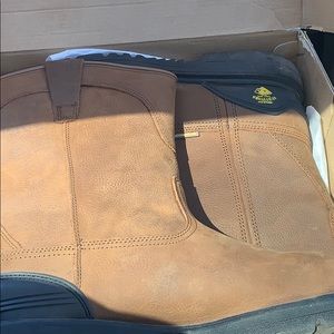 MENS STEEL TOE WORK BOOTS. Worn literally once.